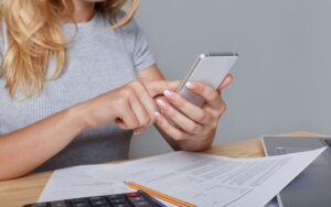 Lee más sobre el artículo ¿Puede la empresa obligarme a fichar en el trabajo con el móvil?